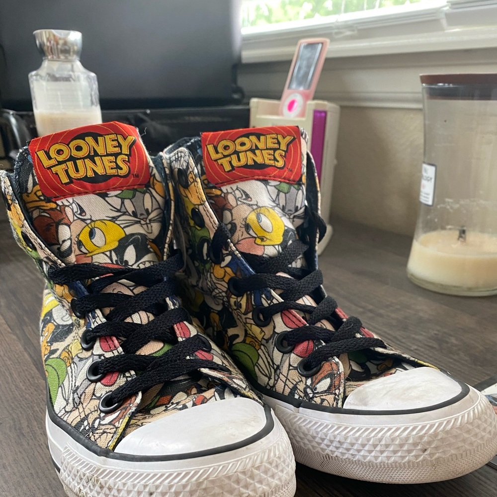 Looney toons high top converse
